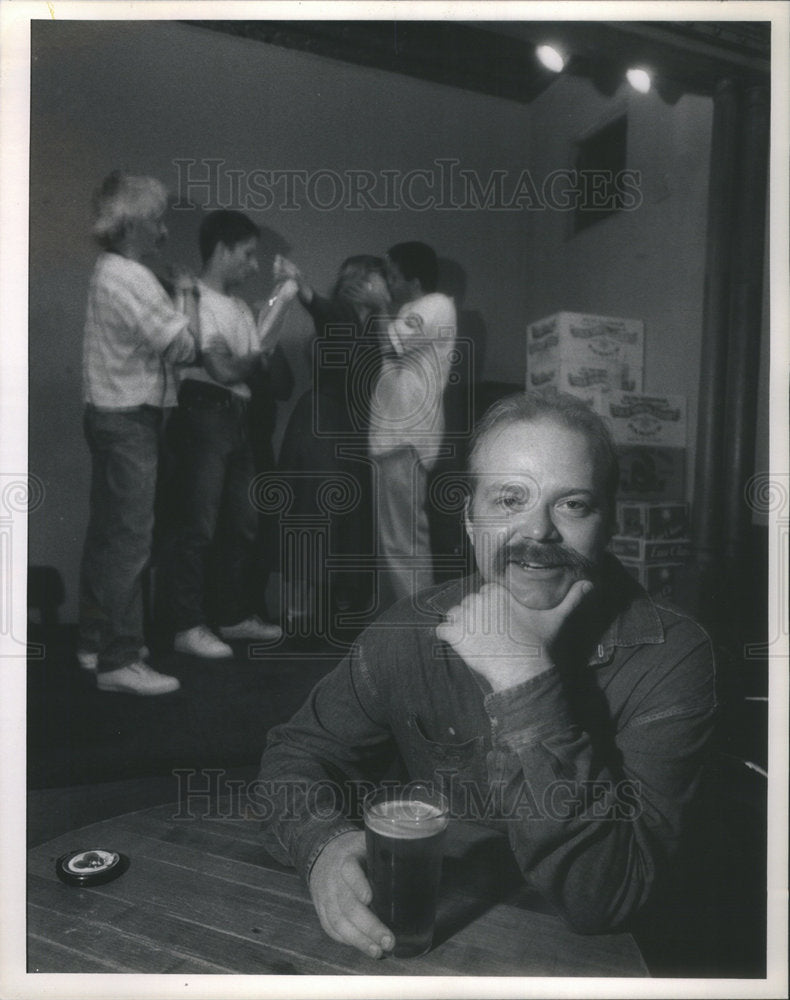1988 Press Photo Jeff Hagedorn playwright of "I Cover the Locker room" - Historic Images