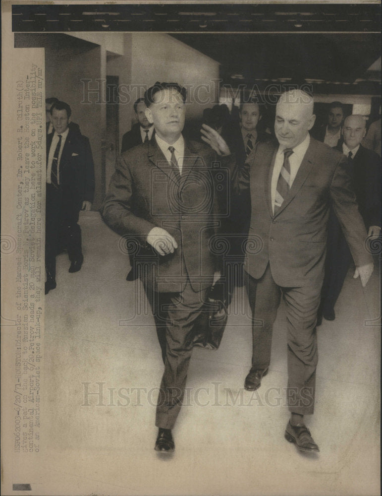 1971 Press Photo Dr. Robert Gilruth & Russian Scientist Boris Petrov - Historic Images