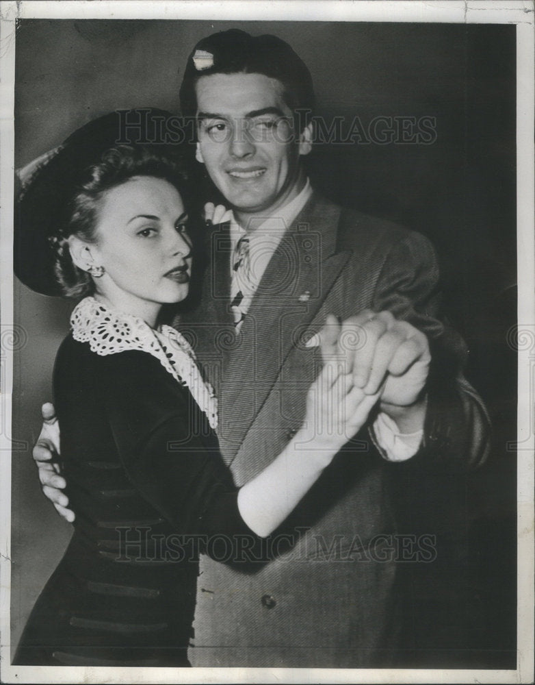 1941 Press Photo Victor Mature Martha Stephenson Hollywood Movie Star Couple - Historic Images