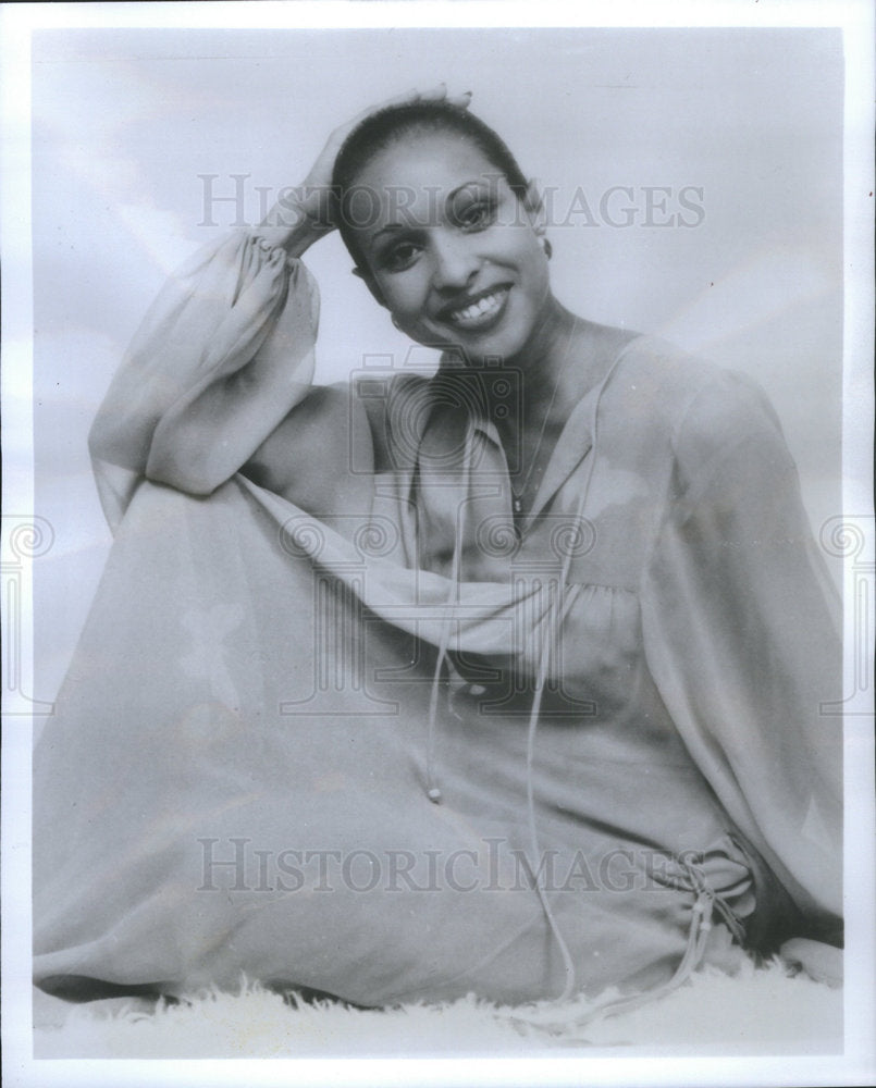 1977 Press Photo Singer Loretta Holloway Wild Onion Chicago Performances Hyatt - Historic Images