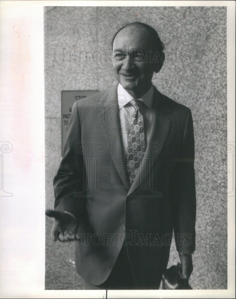 1988 Press Photo Cook County Circuit Judge Reginald J Holzer - Historic Images