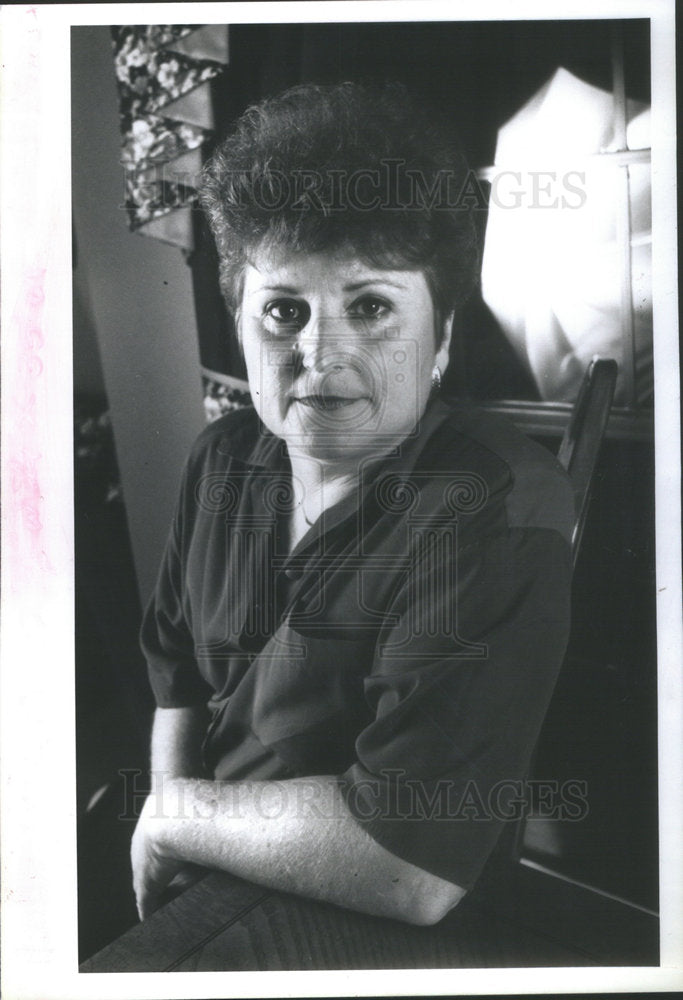 1992 Press Photo Arlene Hooker Slashed Her Breast With A Scalpel To Force Action - Historic Images