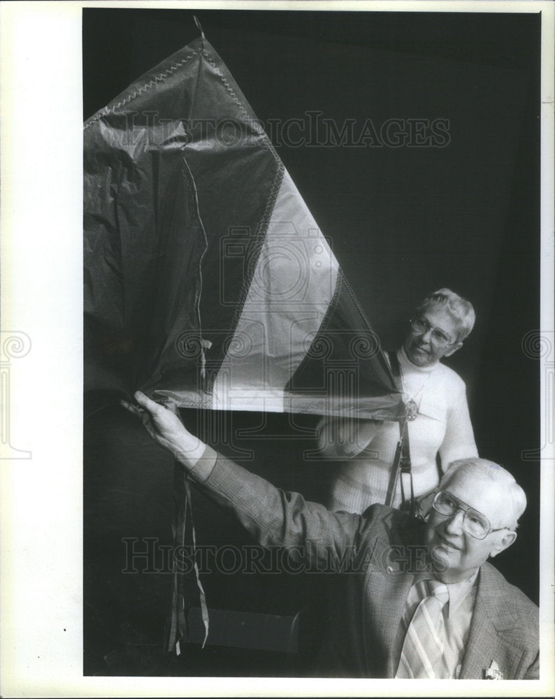 1986 Press Photo Anita and LeRoy Hoover show kites at Bright New City - Historic Images