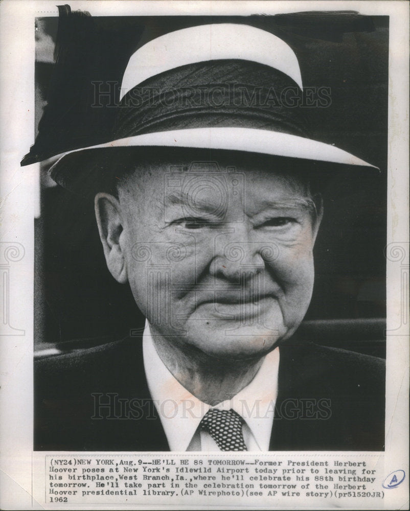 1977 Press Photo Former President Herbert Hoover At New York&#39;s Idlewild Airport - Historic Images