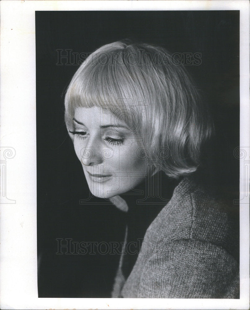 1973 Press Photo Mausy hairdresser to the stars natural styles with Cascades - Historic Images