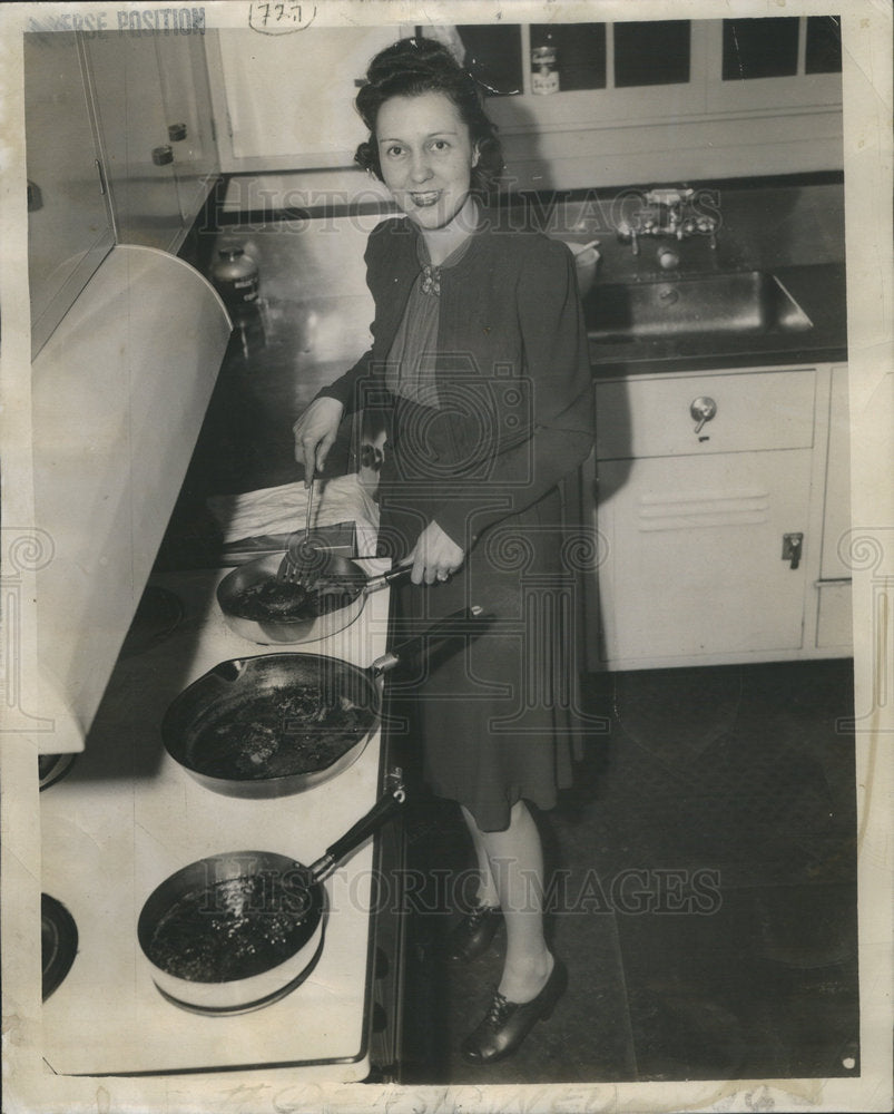 1946 Martha Reynolds Chicago Times Food Editor Cooks Horse Meat - Historic Images