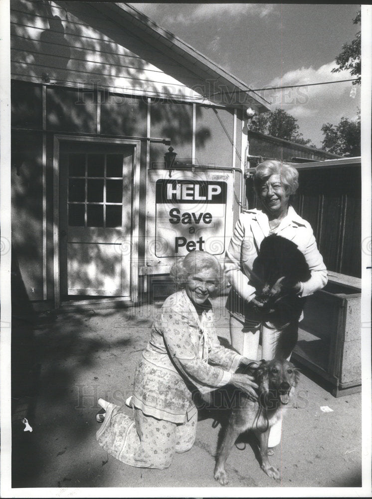 1977 Press Photo Gertrude Maxwell And Hannah Goldman Visit Residents Of Kennel - Historic Images