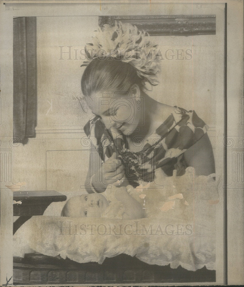 1968 Press Photo Margariet Looks Down Son Maurits After Baby Orchistened At Kerk - Historic Images