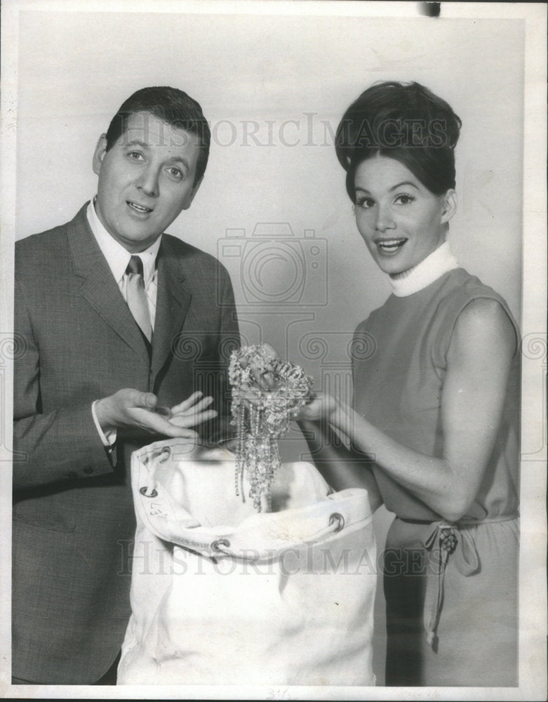 1963 Carol Merrill To Appear On Let's Make A Deal - Historic Images