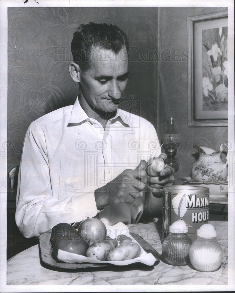 1958 Press Photo Mox Meukel Maker of Jungle Stew - Historic Images