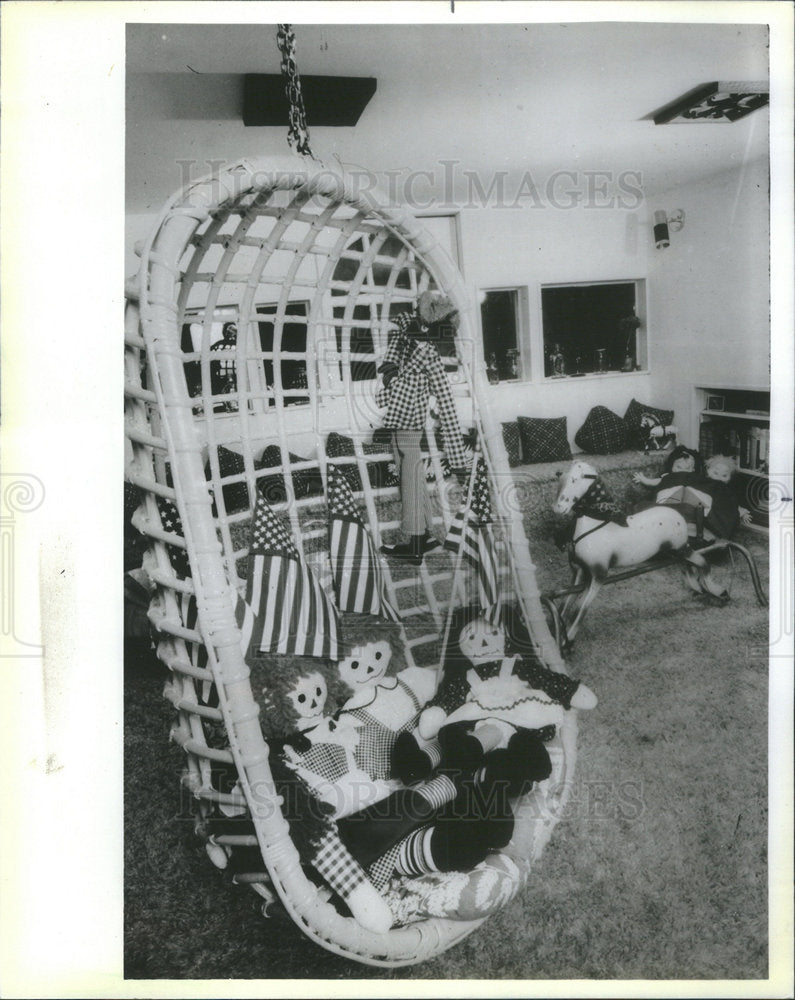 1985 Press Photo Artist Paula Pigott Relaxes on the Screened Sun Porch - Historic Images