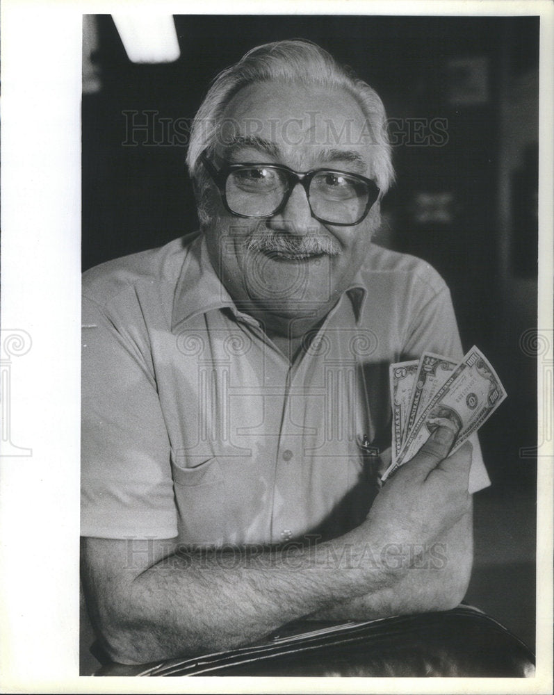 1984 Press Photo Barber Louie Velasco Mount Prospect money returned burglar - Historic Images