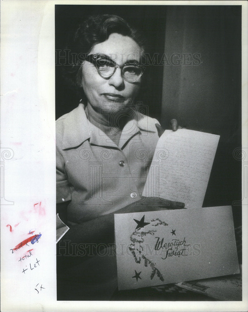 1982 Press Photo Beatrice Waltz with Christmas Card From Poland - Historic Images