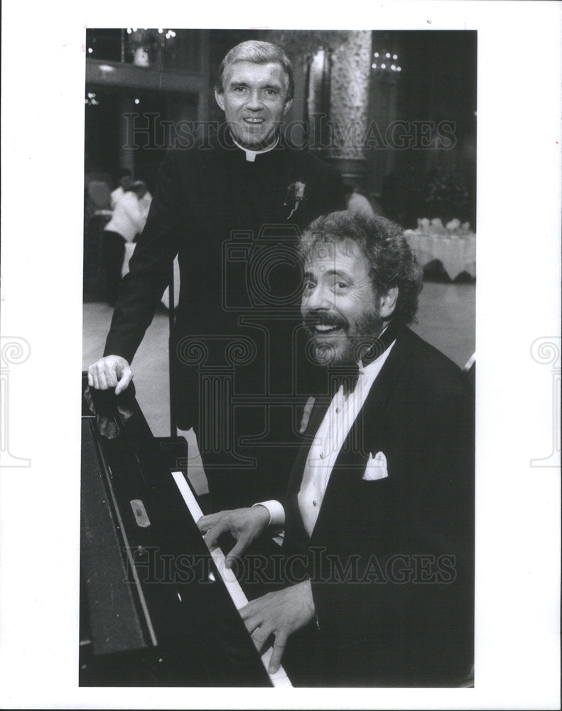 1982 Press Photo Father Jack Wall with Stanley Paul at the Drake Hotel - Historic Images