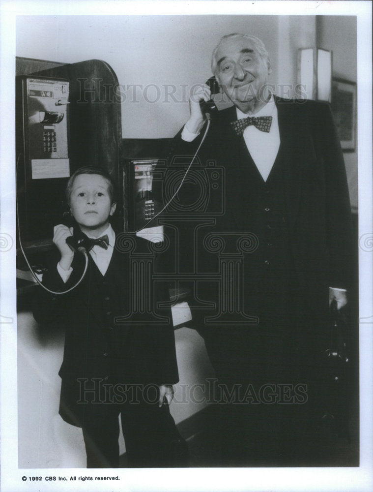 1994 Press Photo Attorney Douglas Wambaugh in the TV Issue of "Picket Fences" - Historic Images
