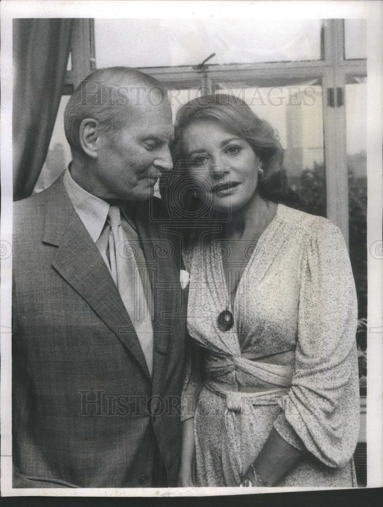 1980 Press Photo Sir Laurence Olivier Barbara Walters Television Hostess - Historic Images
