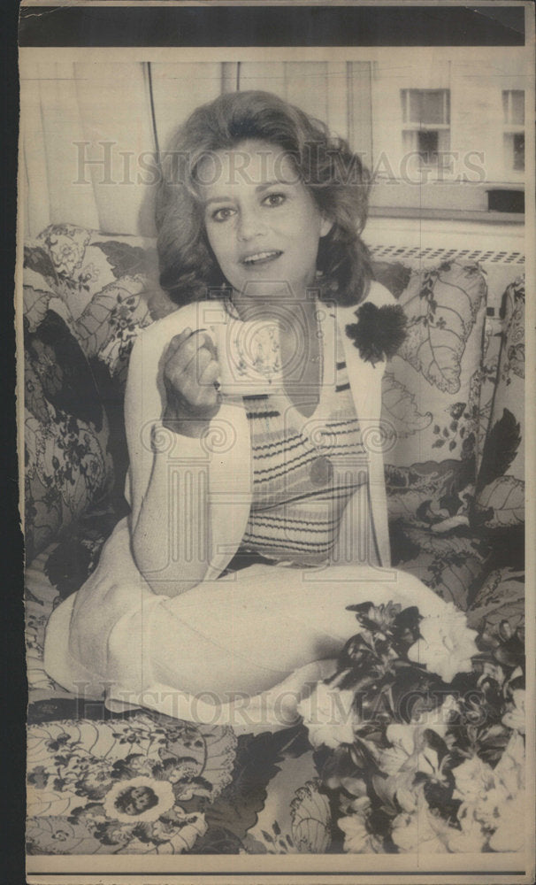 1976 Press Photo The Today Show Anchor Walters Holding Coffee Cup At Home - Historic Images