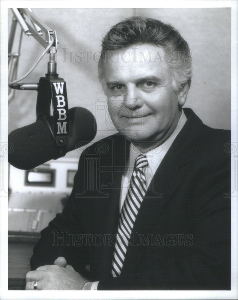 1995 Press Photo WBBM Newsradio Business Financial Editor Walter With Microphone - Historic Images