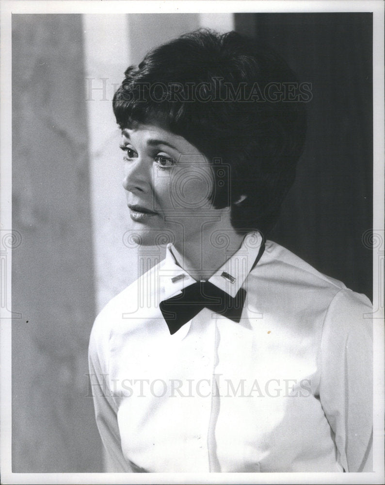 1974 Press Photo Actress Walter Wearing Cater Waitress Uniform Scene - Historic Images