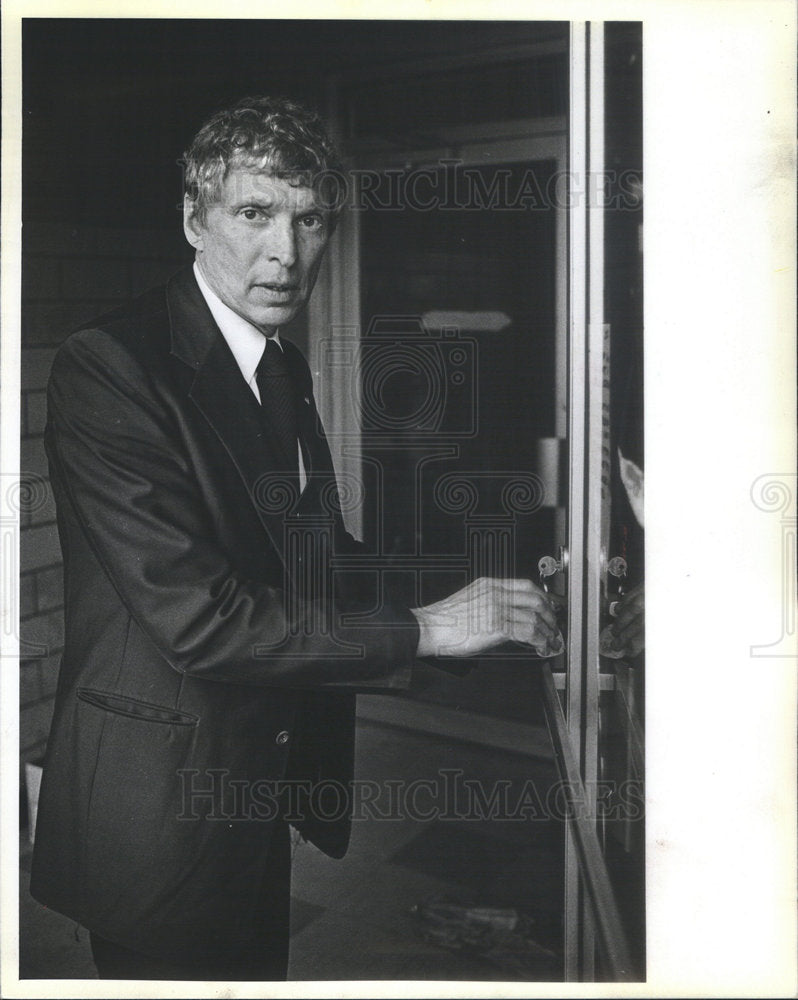 1983 Press Photo Landlord Richard Wanland Chicago Apartment Owner - Historic Images