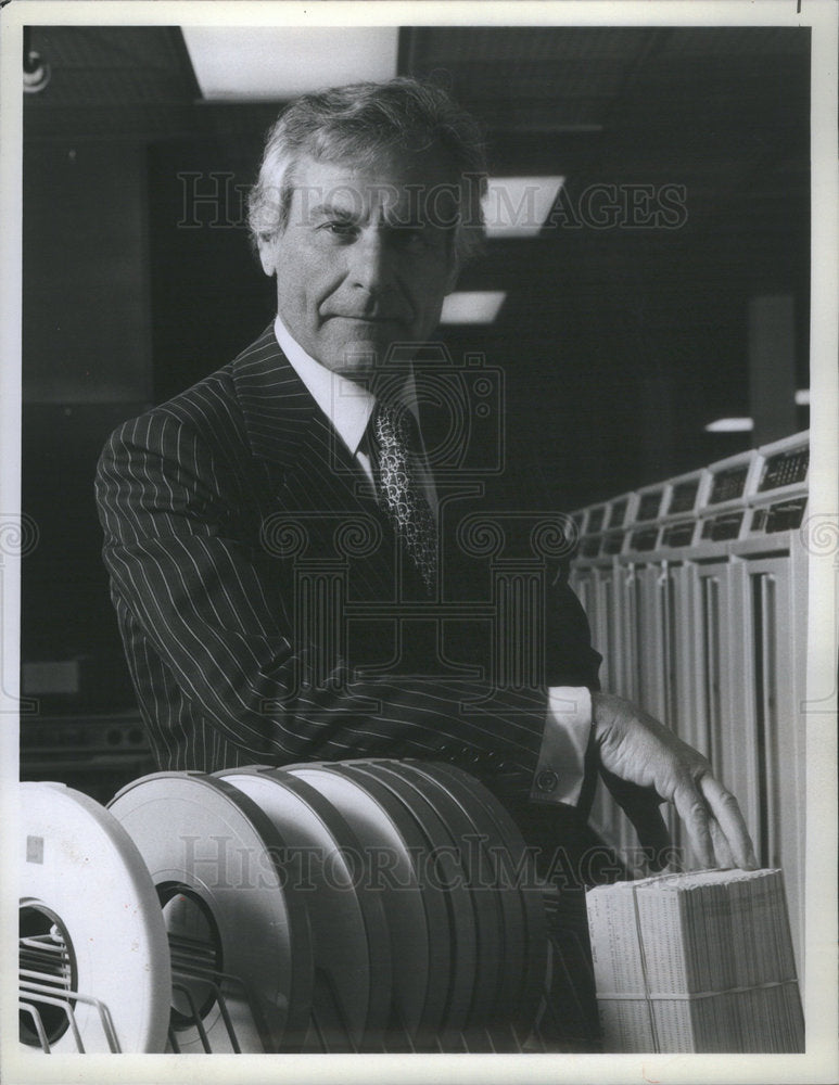 1988 Press Photo Sam Wanamaker Billion Dollar Bubble Film Television Actor - Historic Images