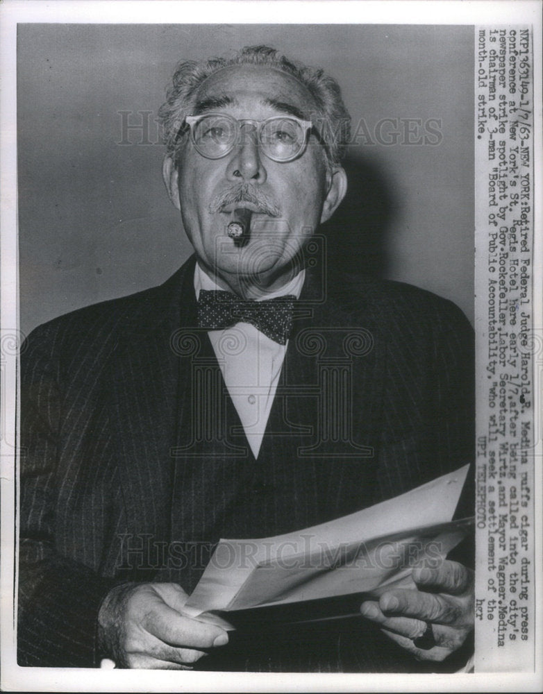 1963 Press Photo Harold Medina Federal Judge Puffs on Cigar - Historic Images