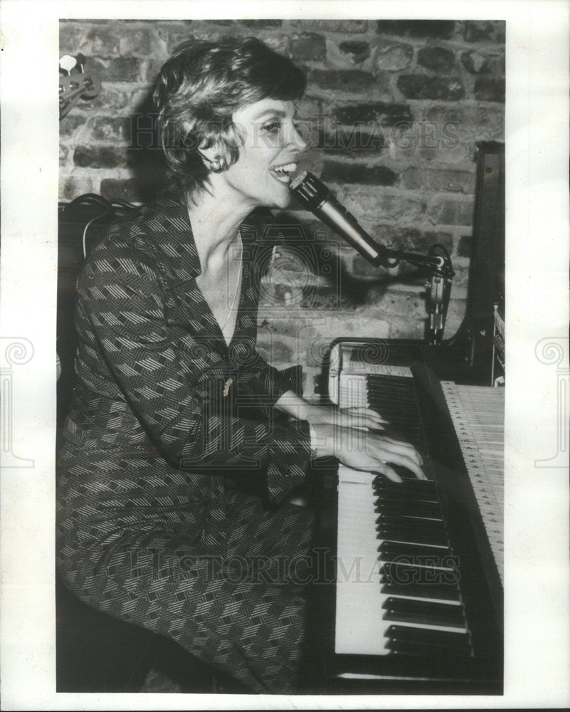 1975 Jazz Artist Martell Performing Backroom Club Chicago - Historic Images