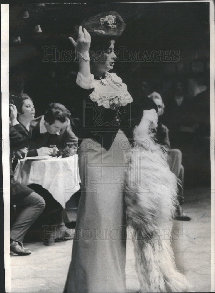 1965 La Boheme Lyric Opera Rehearsal Singer Martelli On Stage - Historic Images