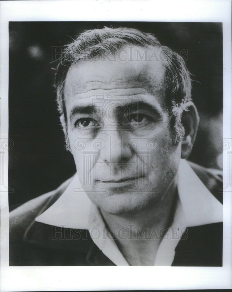 1976 Press Photo Satirist Comic Marks Portrait Blue Max Appearance Promotion - Historic Images