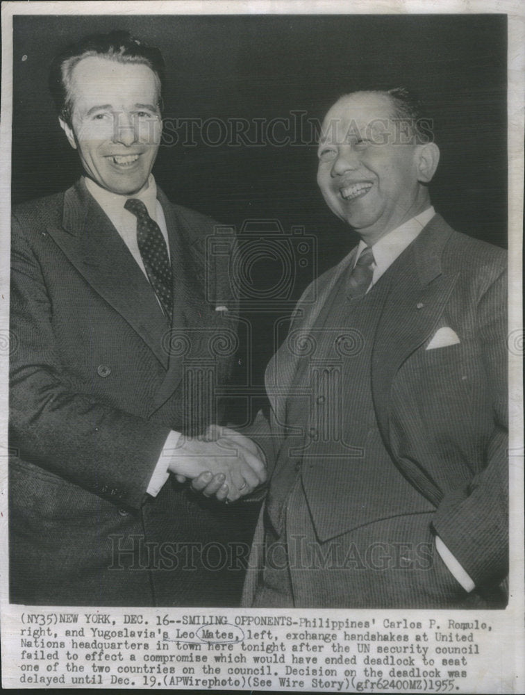 1955 United Nations Meeting Diplomats Romule Mates Shaking Hands - Historic Images