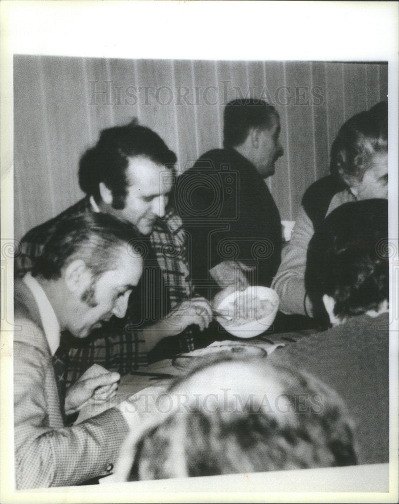 1987 Press Photo Croatian Radio Personality Masic Having Dinner Large Group - Historic Images