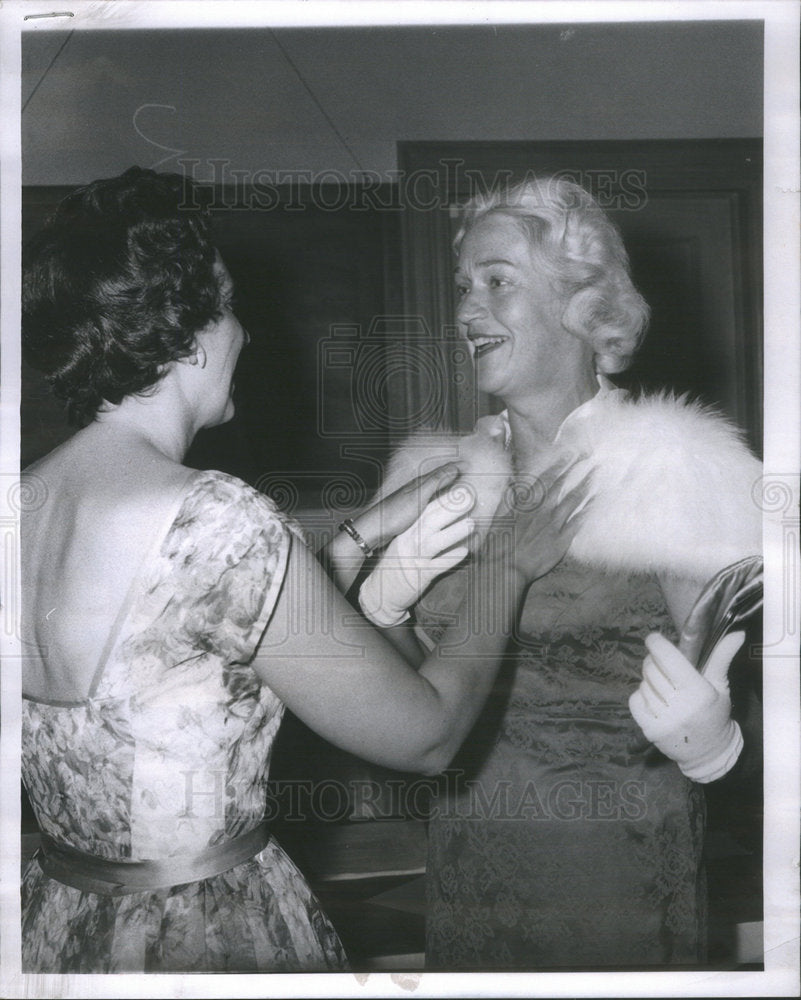 1960 Press Photo Mrs. Faniullo Mason rally rummage sale Lake Forest Presbyterian - Historic Images