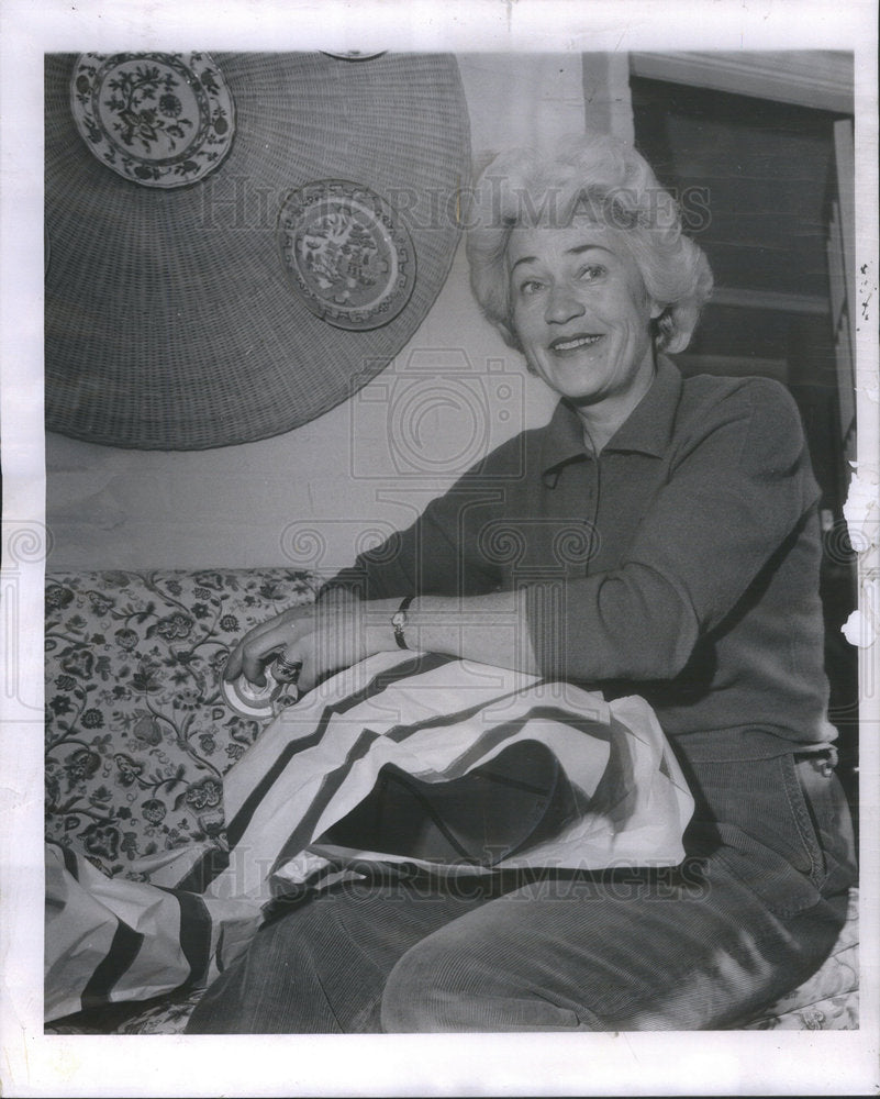 1961 Press Photo Boys Shelter Club Board Member Mason Wrapping Basketball - Historic Images