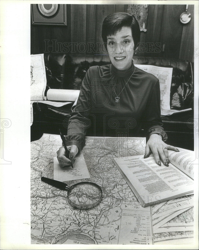 1984 Press Photo Woman Maslov Tracing Jewish Genealogies Maps Poland Russia - Historic Images