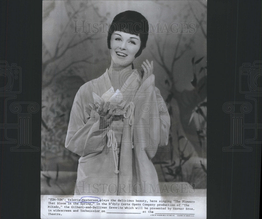 1967 Press Photo The Mikado Film Actress Masterson Singing Flowers Song Scene - Historic Images