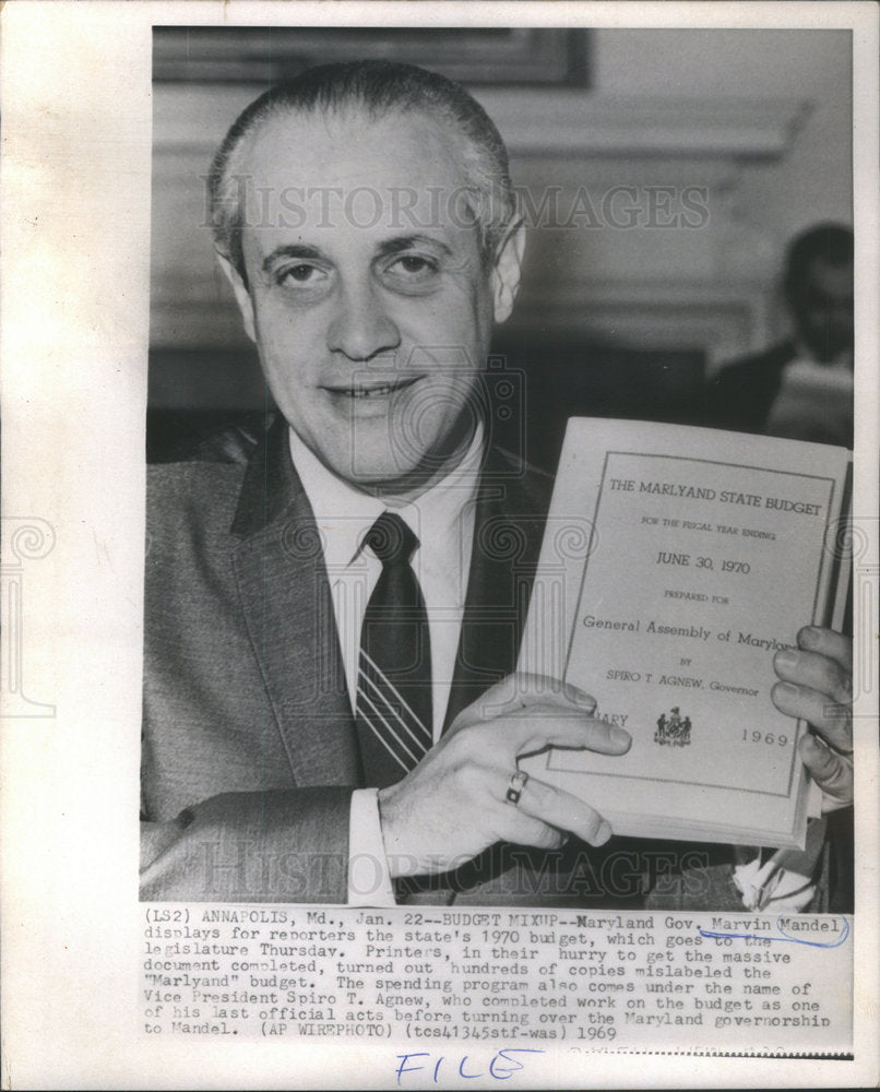 1969 Press Photo Maryland Governor Marvin Mandel holding 1970 state budget - Historic Images