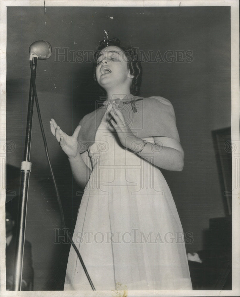 1951 Press Photo Renee Martz Girl Evangelist - Historic Images