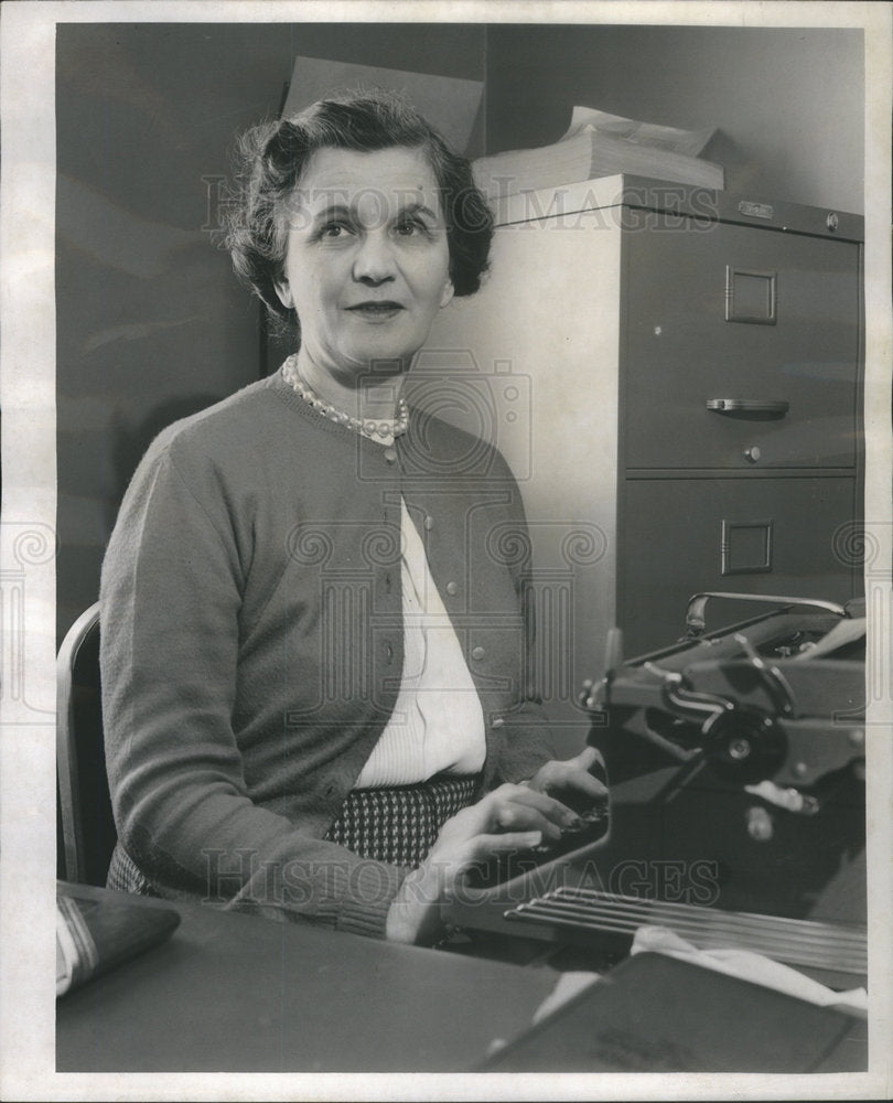 1957 Press Photo Wilmette Policewoman Mawicke Station Office Typewriter - Historic Images