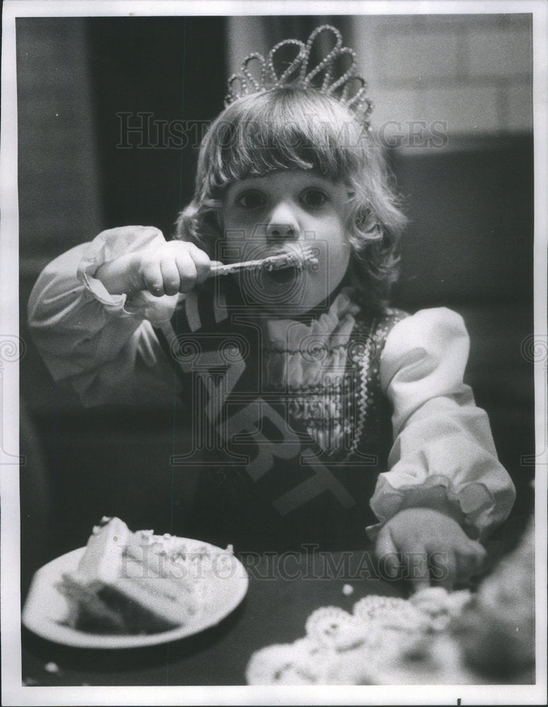 1977 Press Photo Caryl Maurer Children&#39;s Memorial Hospital - Historic Images