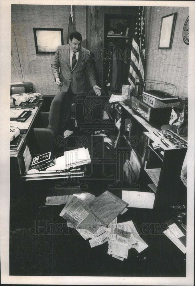 1980 Press Photo Mayors Office Professional Review Director Maurer Ransacked - Historic Images