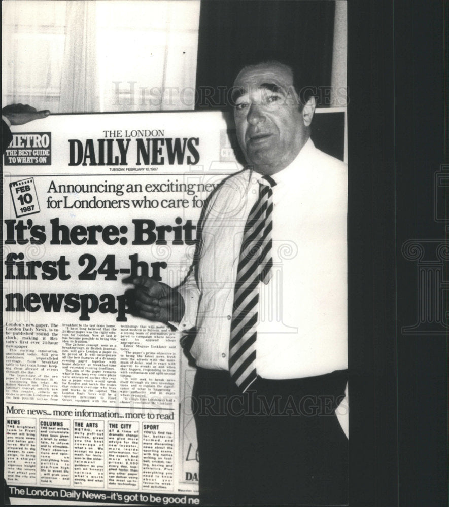 1987 Copy of 1986 Press Photo Millionaire Maxwell With New Tabloid Mockup - Historic Images