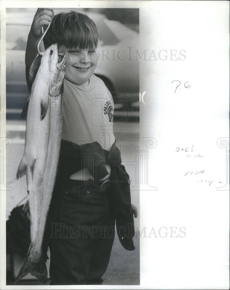 1982 Press Photo Robert Mayberry Poses With The 7-Pound Salmon He Hooked - Historic Images