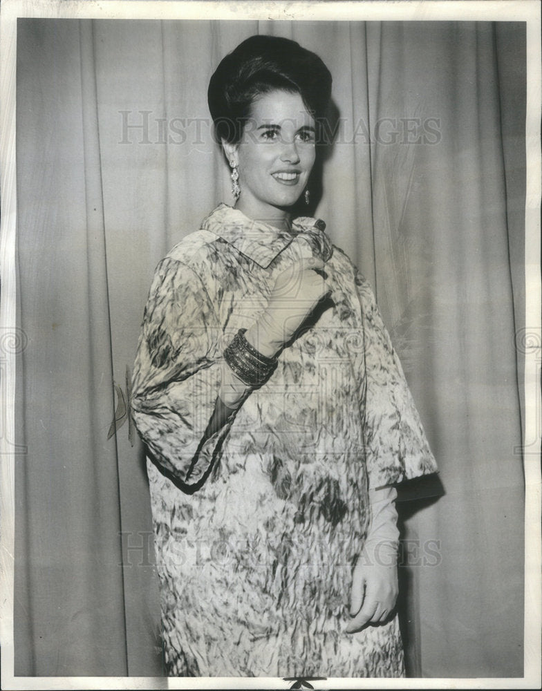1963 Press Photo Mrs. John T. Mayo Model Bill Blass - Historic Images