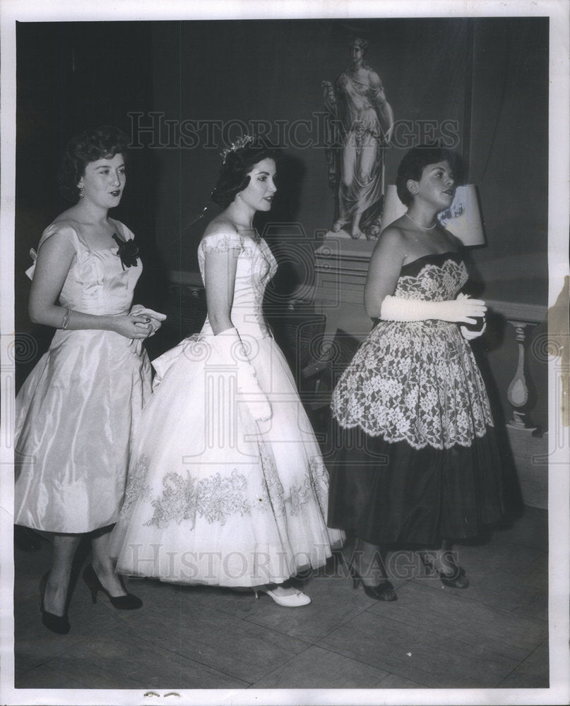 1959 Debutantes Luchy Medina Judy Masessa Lois Von Gehr - Historic Images