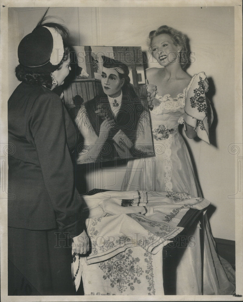 1947 Ilona Massey Actress Sells Hungarian Painting Zita Schwartz - Historic Images