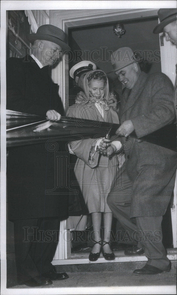 1927 Press Photo Roberta Lee Mason Cuts Ribbon On New Home - Historic Images