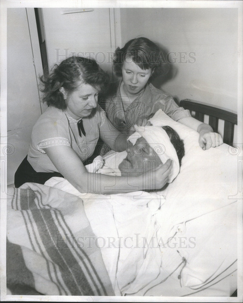 1953 Press Photo Patient Mason Illinois Masonic Hospital Allergic Reaction - Historic Images