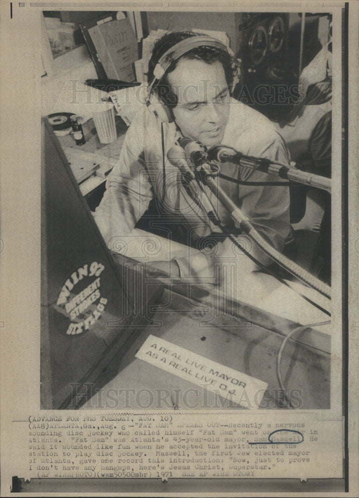 1971 Press Photo Atlanta Mayor Sam Russell On Radio - Historic Images