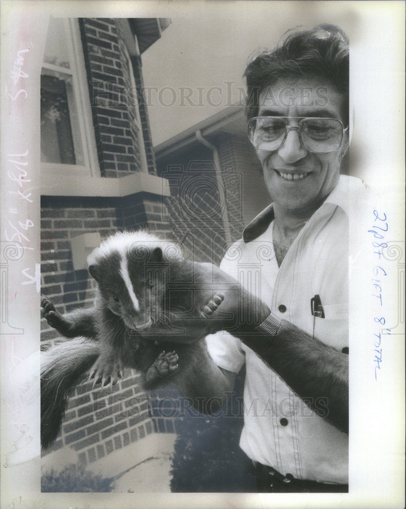 1983 Press Photo John Mater Birthday Present Skunks - Historic Images