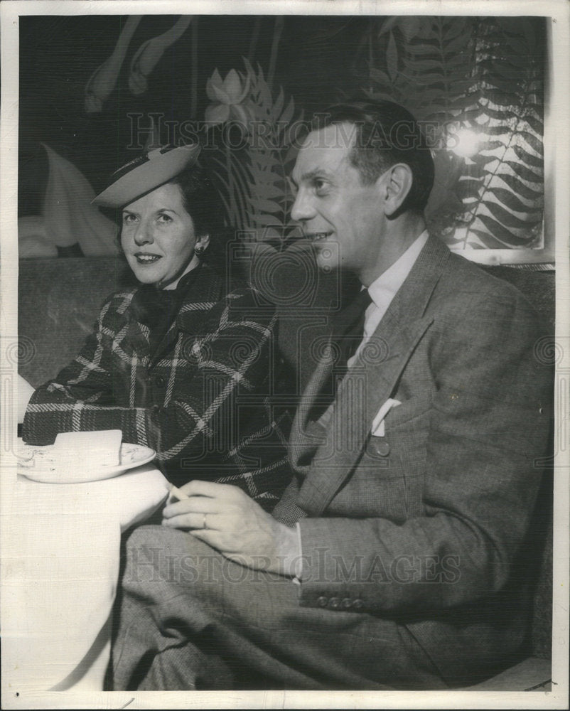 1940 Press Photo Mr Mrs Raymond Massey dinner Balinese Room at Blackstone Hotel- Historic Images